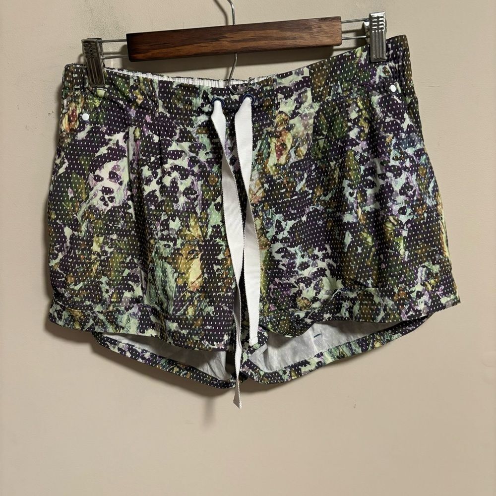 Lululemon Spring Break Away Short Floral Sport White Multi- Size 10